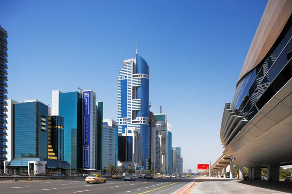 O metrô de Dubai corre somar 40 km ao longo Sheikh Zayed Road — Fotografia de Stock