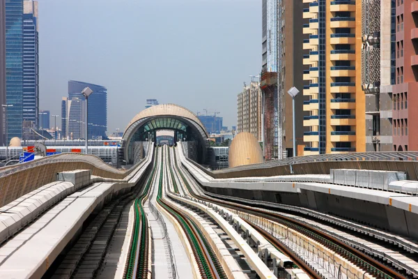 A linha do metrô de Dubai é como uma curva vertical ondulante — Fotografia de Stock
