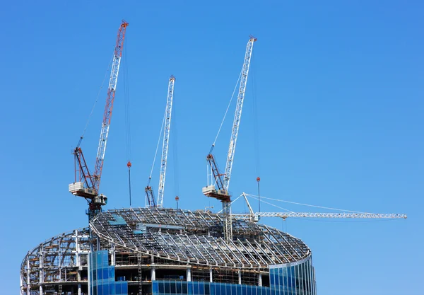 Tower cranes top off yet another skyscraper in Dubai — Stock Photo, Image
