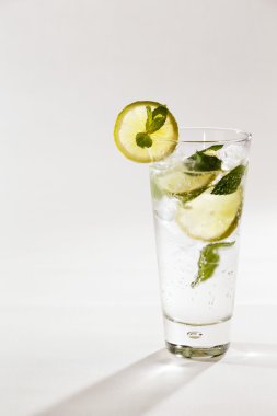 serinletici bir içki ile nane limon ve kireç bir spritser olduğunu
