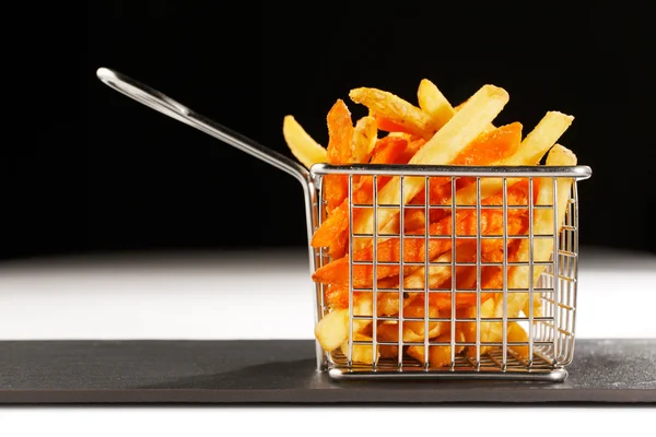 En vacker korg med stekt chips också känd som pommes frites — Stockfoto