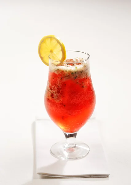 A strawberry mojito with mint and lemon is a typical mocktail — Stock Photo, Image
