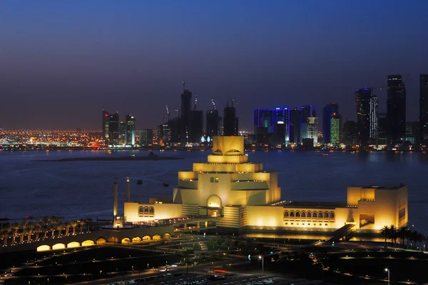 Uma vista da paisagem urbana de Doha ao anoitecer — Fotografia de Stock