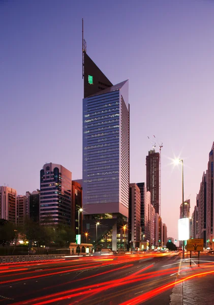 Abu Dhabi est une ville aux hautes tours — Photo