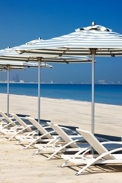 Reclining deck chairs on the beach — Stock Photo, Image