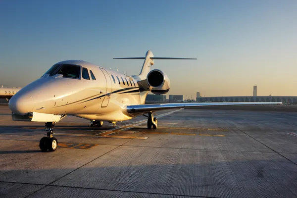 Schöne Form eines Privatjets Stockbild