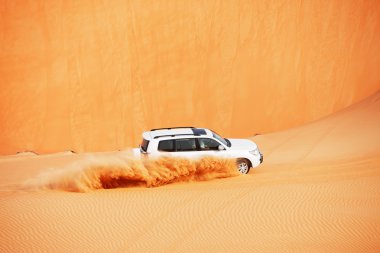 4 x 4 dune bashing es un deporte popular del Desierto Arábigo