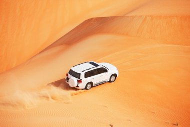 4 x 4 dune bashing es un deporte popular del Desierto Arábigo