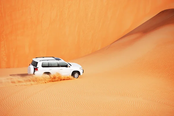 El ataque de dunas 4x4 es un deporte popular del desierto árabe — Foto de Stock