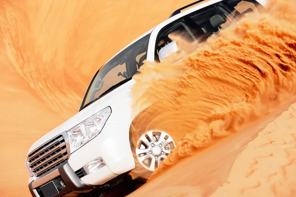 4 x 4 dune bashing är en populär sport i Arabiska öknen — Stockfoto