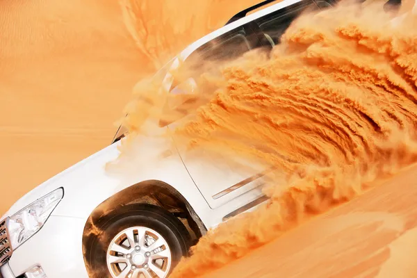 4 x 4 dune bashing är en populär sport i Arabiska öknen — Stockfoto