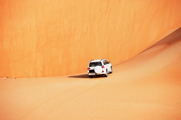 4x4 duna bashing é um esporte popular do deserto árabe — Fotografia de Stock