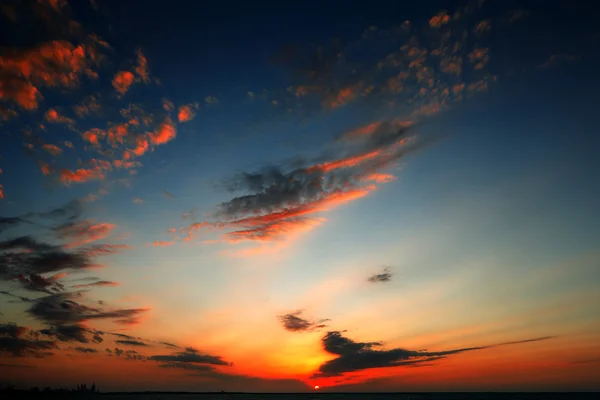 Hermoso cielo al atardecer sobre los rascacielos de Dubai — Foto de Stock