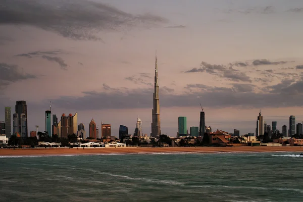 Dubai skyline al atardecer visto desde la costa del Golfo —  Fotos de Stock