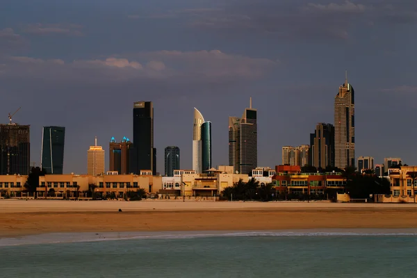 Skyline van Dubai in de schemering gezien vanuit de gulf coast — Stockfoto