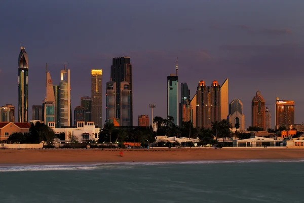 Skyline di Dubai al tramonto visto dalla costa del Golfo — Foto Stock