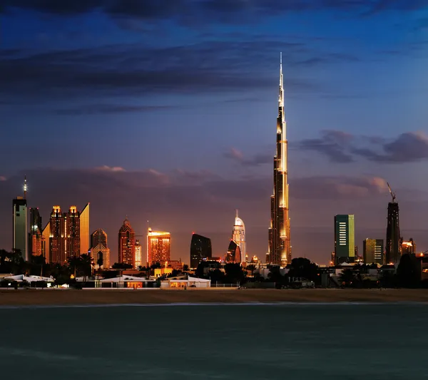 Dubai skyline al atardecer visto desde la costa del Golfo —  Fotos de Stock