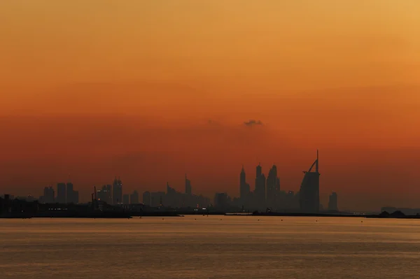Dubai skyline al atardecer mostrando un maravilloso cielo al atardecer — Foto de Stock