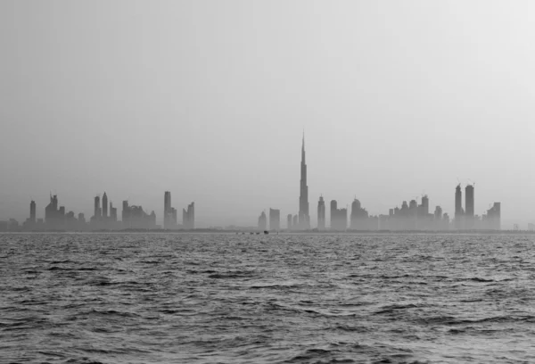 Una vista panorámica de Dubai tomada temprano en la mañana —  Fotos de Stock