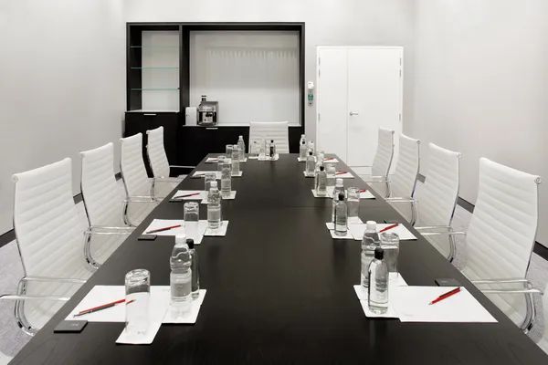 Ein Sitzungssaal mit zeitgenössischem Schwarz-Weiß — Stockfoto