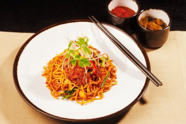 Wok kızarmış noodle bir yatak üzerinde szechwan tavuk