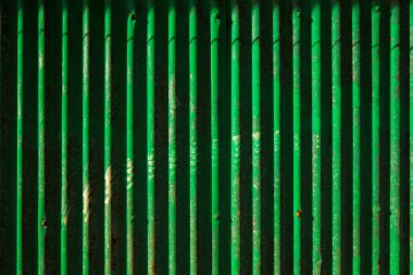 yaşlı yeşil boyalı metal duvar oluklu