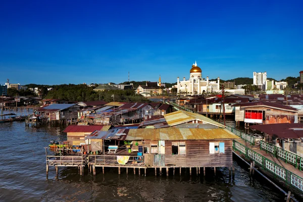 Célèbre village aquatique de la capitale du Brunei — Photo