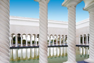 Sultan Ömer ali saifuddien Camii: brunei