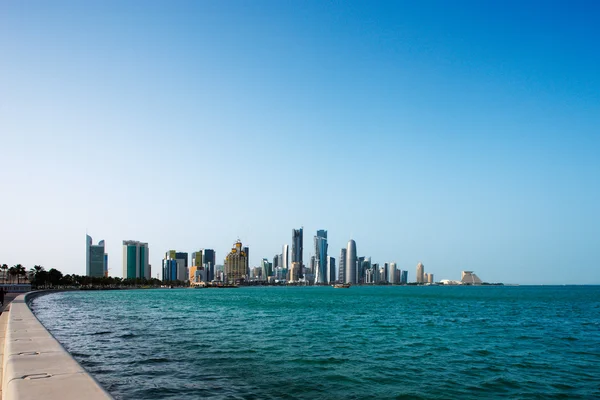 De Doha Corniche in West Bay is een populaire oefening locatie — Stockfoto