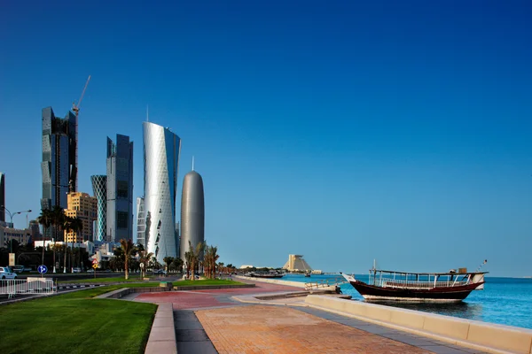 Dohas Corniche in der Westbucht ist ein beliebter Übungsplatz — Stockfoto