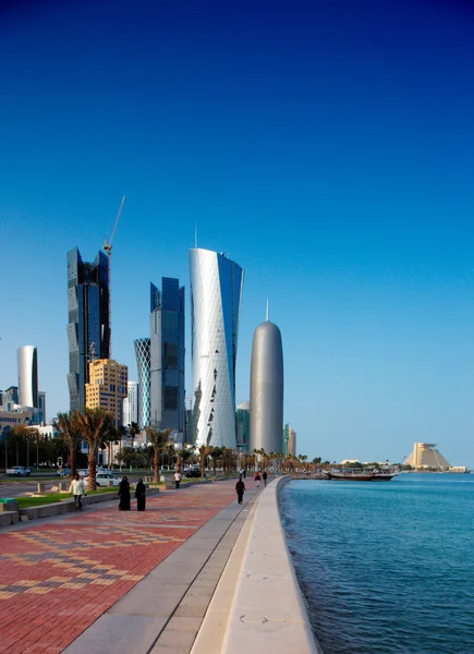 De Doha Corniche in West Bay is een populaire oefening locatie — Stockfoto