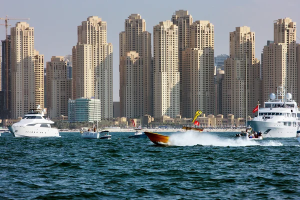 Yacht de course et bateau à moteur à Dubai Marina — Photo