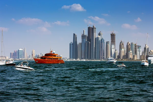 Yacht de course et bateau à moteur à Dubai Marina — Photo