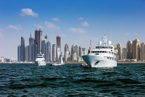 Yacht racing and power boating in Dubai Marina — Stock Photo, Image