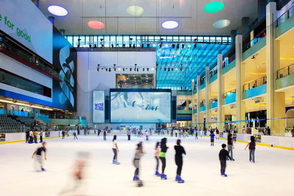 The ice rink of the Dubai Mall, UAE — Stock Photo, Image