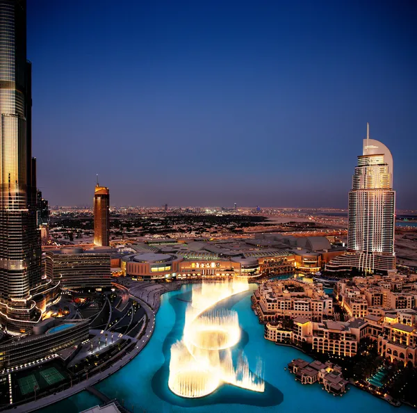 La spectaculaire fontaine dansante de Dubaï au crépuscule Images De Stock Libres De Droits