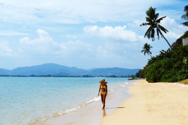 Tayland bir kumlu plaj üzerinde yürüyen genç bir kadın