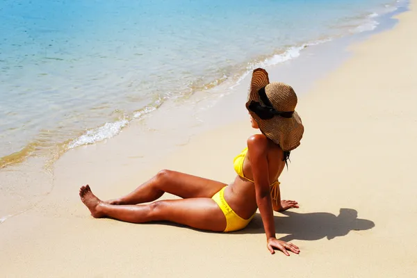 Mujer joven tomando el sol en una playa de arena de Tailandia —  Fotos de Stock