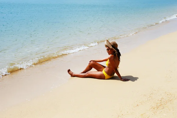 Jovem mulher banho de sol em uma praia de areia da Tailândia — Fotografia de Stock