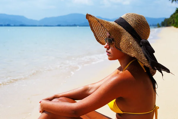 Mujer joven tomando el sol en una playa de arena de Tailandia — Foto de Stock