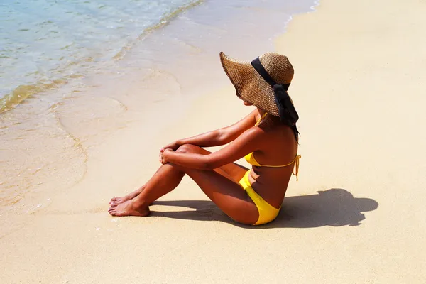 Ung kvinna sola på en sandig strand i thailand — Stockfoto