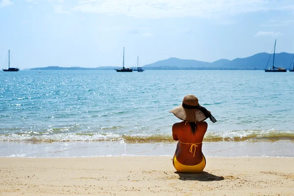 Mujer joven tomando el sol en una playa de arena de Tailandia — Foto de Stock