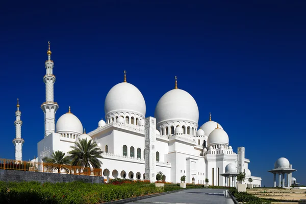 Sheikh zayed grand mosque, abu dhabi är den största i Förenade Arabemiraten — Stockfoto