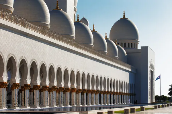 Sheikh Zayed Grand Mosque, Abu Dhabi is the largest in the UAE — Stock Photo, Image
