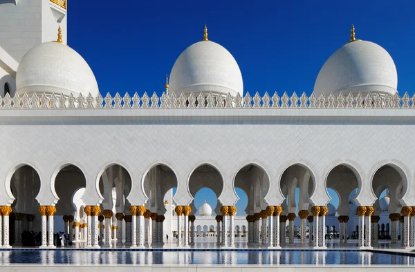 Sheikh Zayed Grand Mosque, Abu Dhabi is the largest in the UAE — Stock Photo, Image