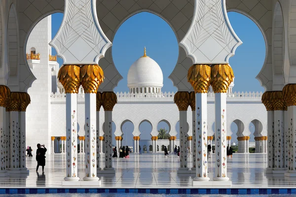 Sheikh Zayed Grande Mesquita, Abu Dhabi é o maior nos Emirados Árabes Unidos — Fotografia de Stock