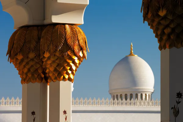 Sheikh Zayed Grande Mesquita, Abu Dhabi é o maior nos Emirados Árabes Unidos — Fotografia de Stock