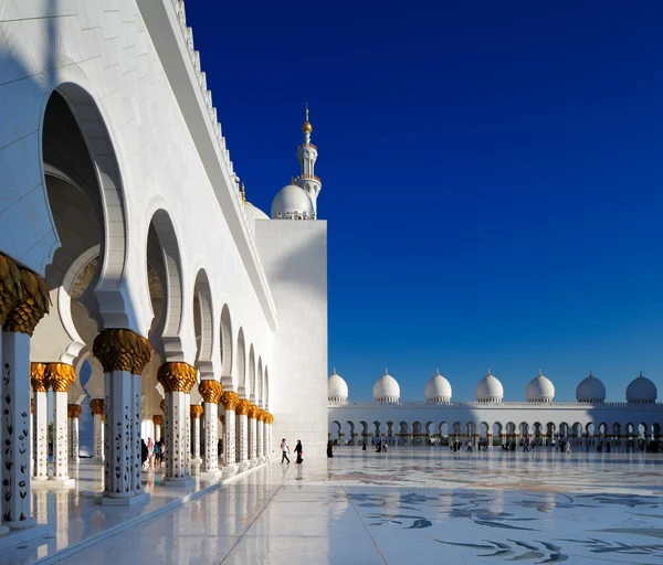 Sheikh Zayed Grand Mosque, Abu Dhabi is the largest in the UAE — Stock Photo, Image