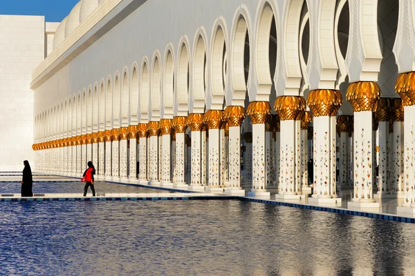 Sheikh Zayed Grand Mosque, Abu Dhabi is the largest in the UAE — Stock Photo, Image