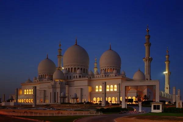 Sheikh zayed grand mosque, abu dhabi är den största i Förenade Arabemiraten — Stockfoto